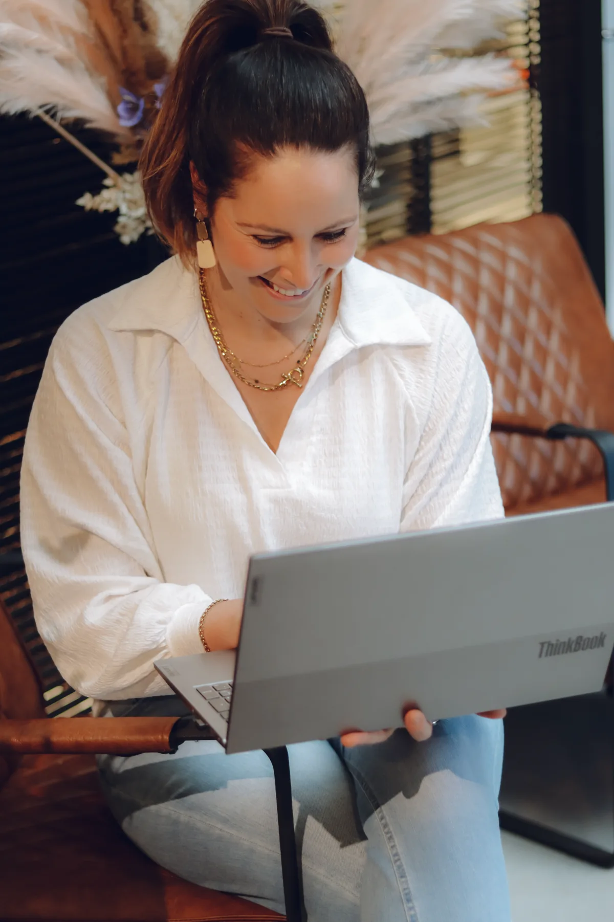 Marloes, lachend achter haar laptop