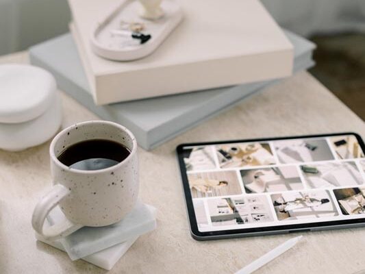 Een kop zwarte koffie naast een ipad met een fotoselectie